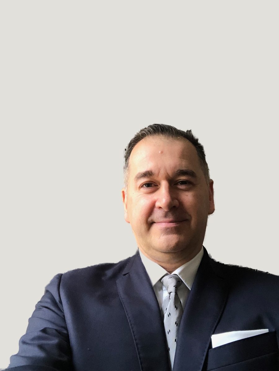 Patrick Rolland, fondateur de CTC, en costume sombre